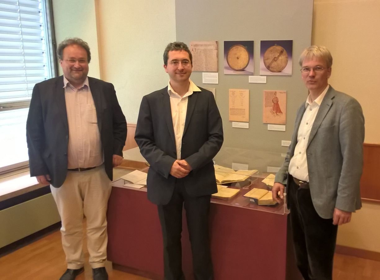 The organizers of the workshop in front of the little exhibition about Cusanus in the BNP